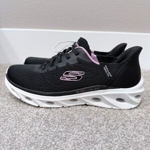 NWB Skechers Hands Free Swift Fit women’s size 6 black sneakers.